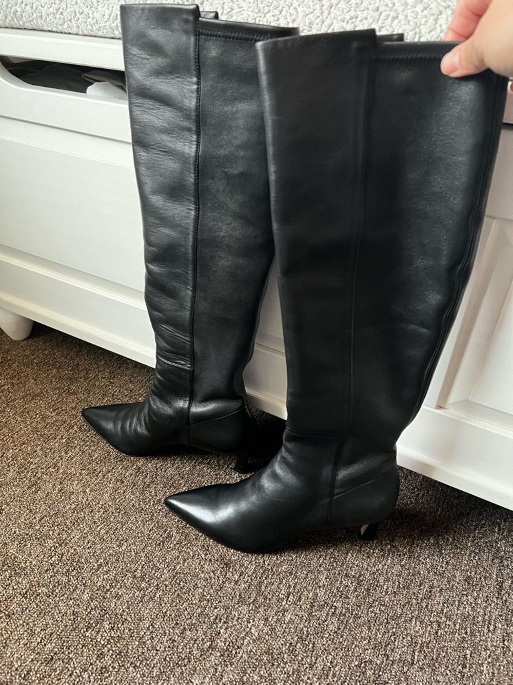 Stuart weiztman  Classic Women's Black Knee-High Pointed-Toe Boots